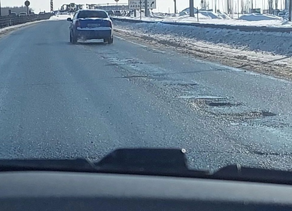 На дорогах Оренбурга растаял асфальт — где опасно ездить?