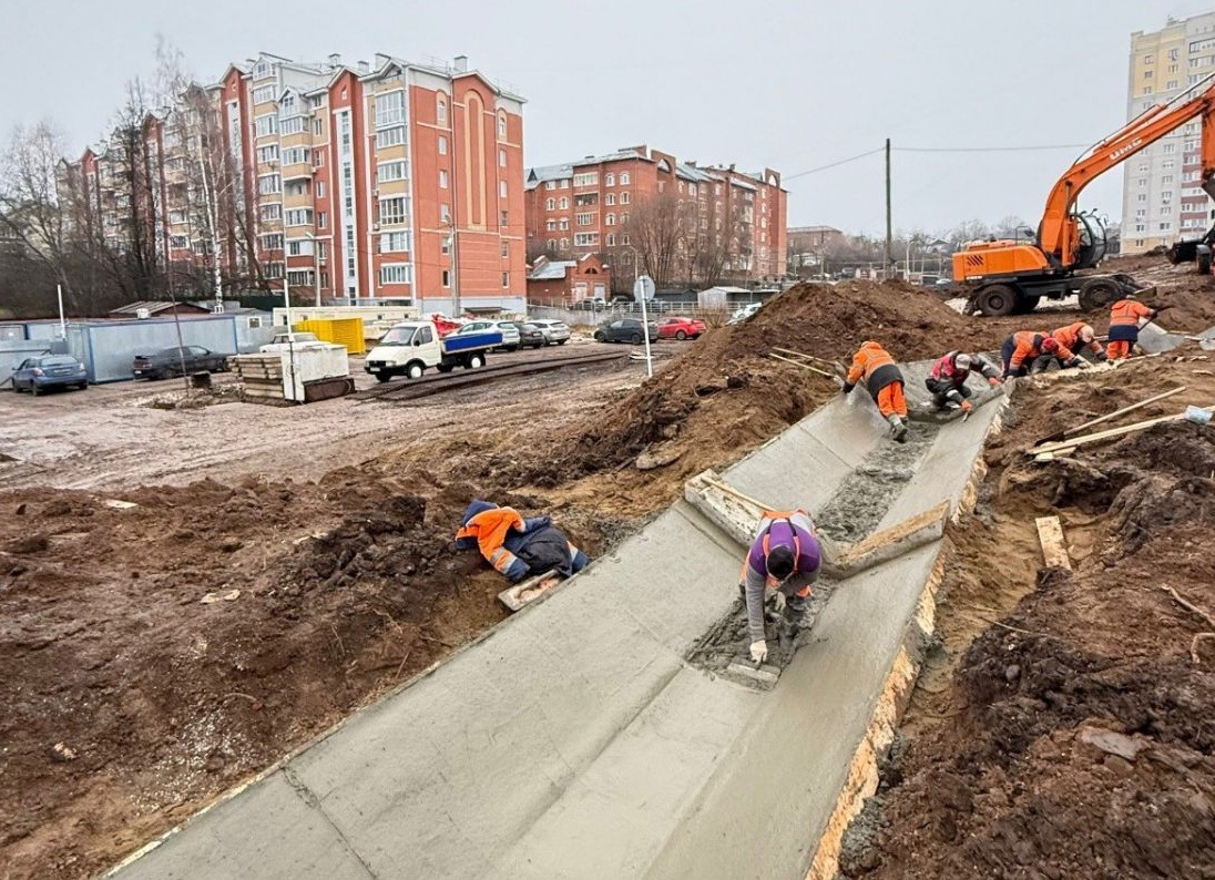Около будущей дороги на Пушкарской во Владимире меняют плиты канализации